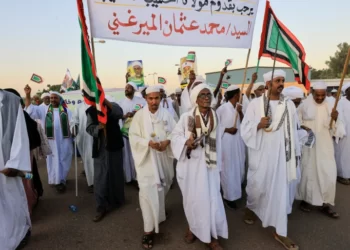 بعد نحو 10 أعوام قضاها بمصر.. السياسي عثمان الميرغني يعود إلى السودان ويعارض خطة خروج الجيش من السياسة