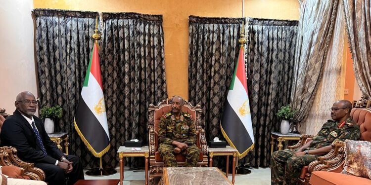 البرهان يلتقي وزير الاتصالات ورئيس المفوضية القومية للسلام ومدير عام سكك حديد السودان