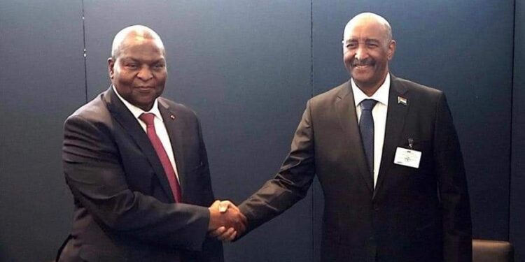 رئيس مجلس السيادة السوداني يلتقي رئيس جمهورية إفريقيا الوسطى ويتفقان علي تأمين الحدود المشتركة