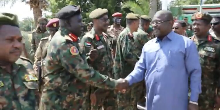 عضو مجلس السيادة السوداني صلاح تور .. يقف على إعداد القوات بحلفا الجديدة للدفع بها لمسارح العمليات