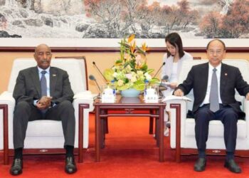 البرهان يزور مقر مجموعة “CNPC” الصينية ويبحث إنفاذ مشروعاتها النفطية فى السودان