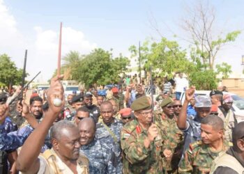 وزير الداخلية السوداني ووالي الخرطوم يقفان على تطورات الوضع الميداني في جبهات القتال
