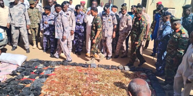 والي كسلا يقف علي ضبطية الذخائر ويشيد مكافحة التهريب بالولاية
