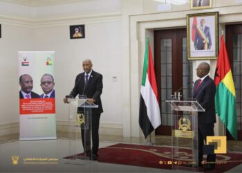 في ختام زيارته إلى غينيا بيساو ضمن جولته الإفريقية .. رئيس مجلس السيادة  السوداني والرئيس الغيني يعقدان مؤتمراً صحفياً