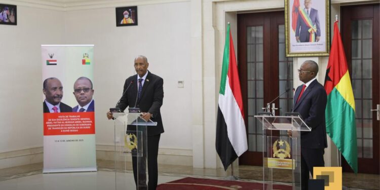 في ختام زيارته إلى غينيا بيساو ضمن جولته الإفريقية .. رئيس مجلس السيادة السوداني والرئيس الغيني يعقدان مؤتمراً صحفياً