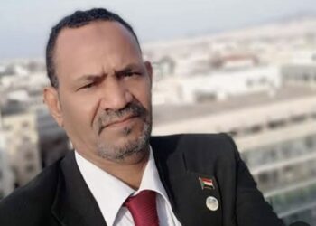 أمام القيادة العامة للجيش .. والى الخرطوم يسجد لله تعالى شكراً
