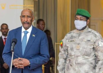 في ختام زيارته لجمهورية مالي .. رئيس مجلس السيادة  السوداني يدلى بتصريحات صحفية لوسائل الإعلام المالية