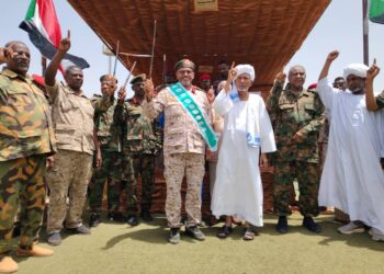 تكريم رئيس هيئة العمليات العسكرية لمتحرك المناقل الغربي