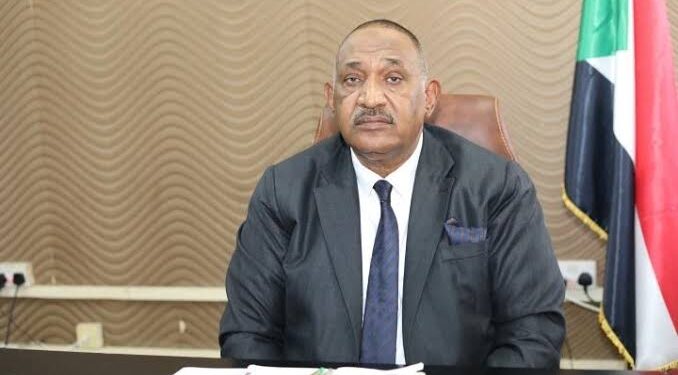 والي الخرطوم يقف على عمليات نقل الأنقاض وهياكل السيارات من وسط الخرطوم