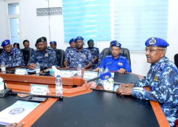 مدير عام  الشرطة يشدد على ضرورة تكثيف الإنتشار الشرطي بكافة محليات الخرطوم لحفظ الأمن