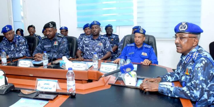 مدير عام الشرطة يشدد على ضرورة تكثيف الإنتشار الشرطي بكافة محليات الخرطوم لحفظ الأمن