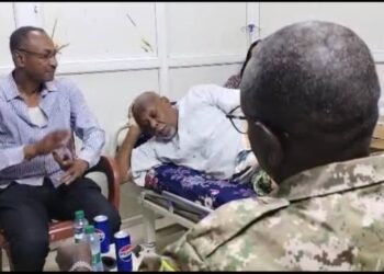 والي الخرطوم يتفقد الإعلامي الرياضي الرشيد بدوي عبيد ويطمئن على صحته