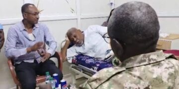 والي الخرطوم يتفقد الإعلامي الرياضي الرشيد بدوي عبيد ويطمئن على صحته