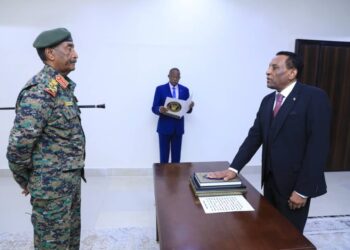 د.كامل إدريس يؤدي القسم أمام رئيس مجلس السيادة رئيساً لمجلس الوزراء السوداني