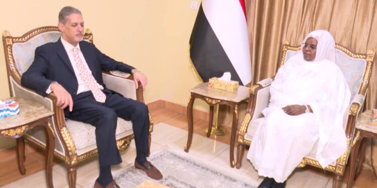 عضو مجلس السيادة دكتورة سلمى عبد الجبار تلتقي السفير المصري